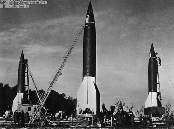 Vorbereitungen eines Salvenstarts von V-2 Raketen im sogenannten Heidelager bei Blizna (1944)